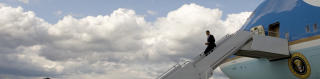 HAR SITT EGET FLY: Obama p� vei ut av Air Force One p� Andrews Air Force Base utenfor Washington 22. april. Foto: REUTERS/Larry Downing