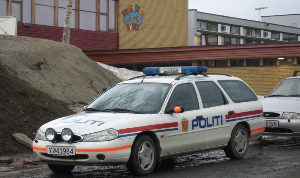 SKJ�T MED HAGLE: En ni �r gammel gutt avfyrte i g�r to skudd i skoleg�rden p� Kanebogen skole i Harstad. Foto: H�kon Ruud