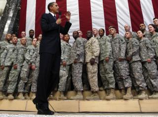 P� OVERRASKELSESTUR TIL IRAK: Obama stakk innom troppene ved Camp Victory i Baghdad 7. april. Foto: REUTERS/Jim Young