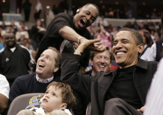 BASKET-FAN: Barack Obama f�r high five fra Miles Rawls under kampen mellom Washington Wizards og Chicago Bulls. Foto: REUTERS/Molly Riley