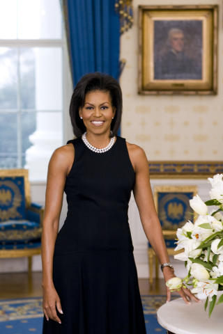 LIKE POPUL�R SOM MANNEN: Dette er det offisielle fotografiet av Michelle Obama, offentliggjort av Det hvite hus i februar. Foto: REUTERS/Joyce Boghosian-The White House/