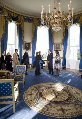 HILSTE P� DE ANSATTE: Obama-ekteparet m�ter ansatte i Det bl� rommet i Det hvite hus 21. januar. Foto: REUTERS/Larry Downing
