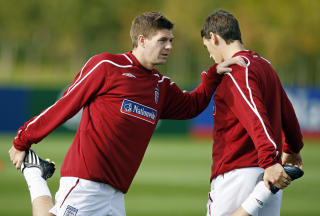 IKKE TIL LIVERPOOL? Steven Gerrard blir nok skuffet dersom Gareth Barry blir City-spiller. Foto: AFP PHOTO/Adrian Dennis