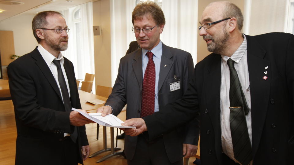 HER ER KRAVENE: Jordbruksorganisasjonene ved leder for Norges Bondelag, P�l Haugstad (i midten), og leder for Norsk Bonde- og Sm�brukarlag, Ole Anton Teigen  presenterte i dag sine krav til Statens forhandlingsleder Leif Forsell (t.v.). Foto Erik Johansen/Scanpix
