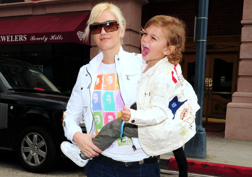 I MOODS-JAKKE: Den rocka tobarnsmammaen Gwen Stefani vandret i helga rundt i Moods-jakke i Hollywood. - Hun kom og hentet den i forrige uke, forteller Simen. Foto: ALL OVER PRESS