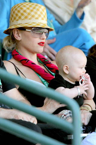 STILIG MAMMA: 39-�ringen med yngstemann Suma p� fanget, og med knall r�d leppestift p� tenniskamp. Foto: Matthew Stockman/Getty Images/AFP