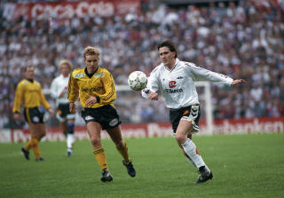 BUKKEKRAFT: Tom �Bukken� Gulbrandsen (t.v.) fikk et sjeldent godt treff mot Rosenborg p� �r�sen i 1993. Her er Bukken i aksjon i cupfinalen mot RBK og �yvind Leonhardsen i cupfinalen �ret i forveien.Foto: Morten Holm/NTB/SCANPIX