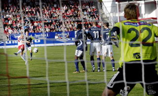 AHLSEN-KOPI: Anders Prytz presenterte seg i sin hjemmedebut for Fredrikstad med et m�l som raskt ble sammenlignet med Per Egil Ahlsens dr�mmem�l fra cupfinalen i 1984. Til alt overm�l var motstanderen Viking, slik den var da Ahlsen skrev seg inn i historieb�kene.Foto: John Terje Pedersen/Dagbladet