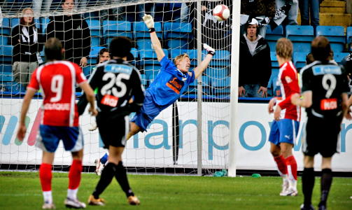 JOHNSENS SUPERTREFF: Frode Johnsen fikk i vei en vanvittig volley mot Lyn p� Ullevaal i 2006 og satte Johan Dahlin fullstendig ut av spill.Foto: Adrian �hrn Johansen/Dagbladet