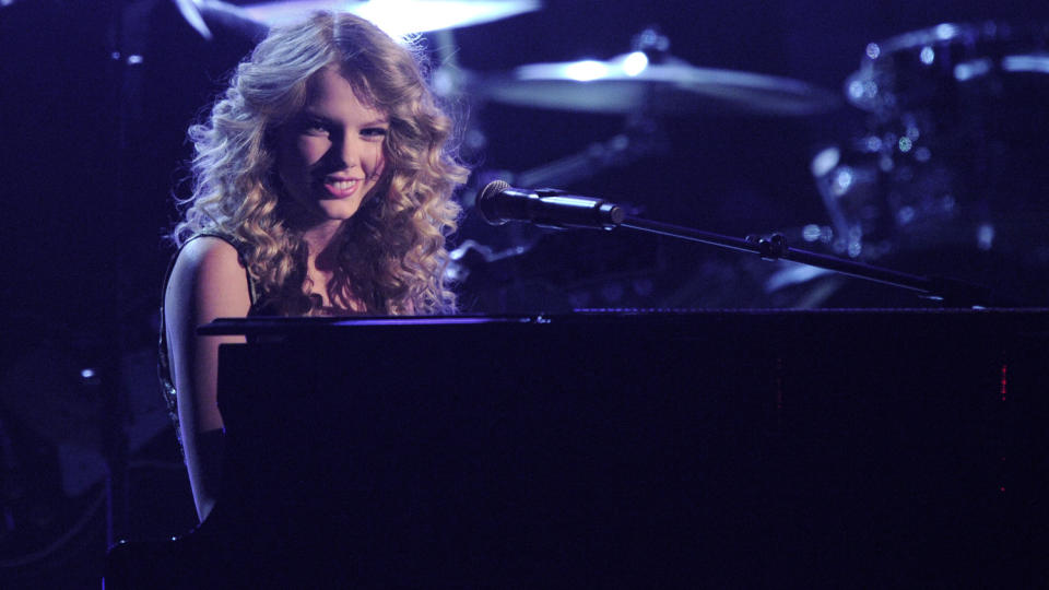 SEINT I NORGE: Taylor Swift (bildet) ble utgitt i Norge fire m�neder etter at plata gikk til topps i USA. For d�rlig, mener Dagbladets kommentator. FOTO: SCANPIX/AP