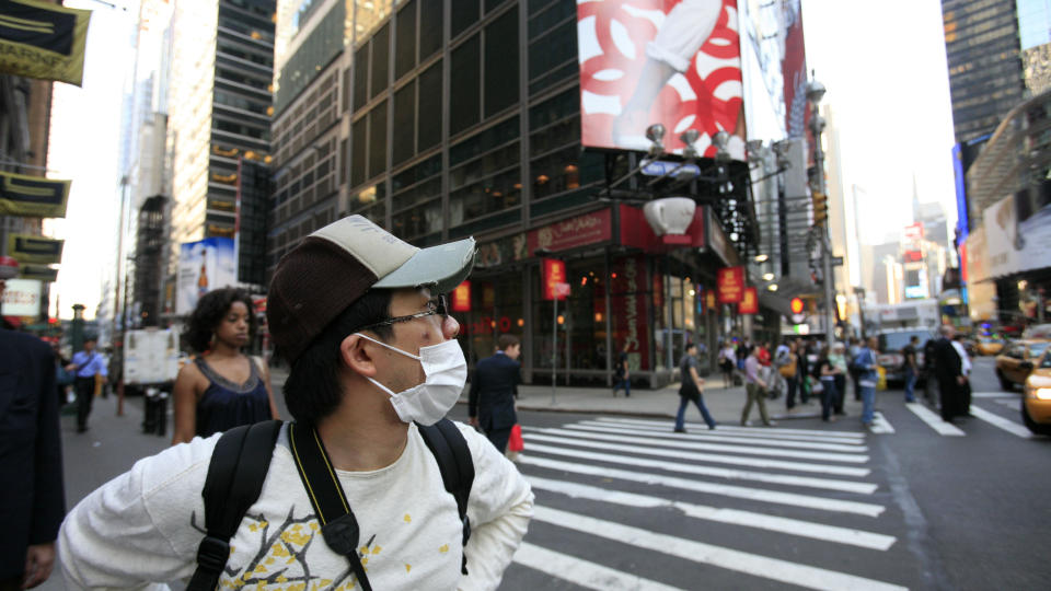  TAR INGEN SJANSER:  San Shirisula kom fra Tokyo til New York i dag, og tar ingen sjanser  p� bli smittet p� sin f�rste tur p� Times Square. Foto: Mark Lemicke/AP/SCANPIX.