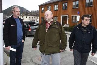 SKEPTISKE: Flere rasofre fra Namsos stoler ikke p� at rassikringen blir god nok. Her er Kjetil Kristensen (t.v.), som er talsmann for beboerne, Bj�rn Knotten og Ole Ostad. (Foto: Hans Arne Vedlog)