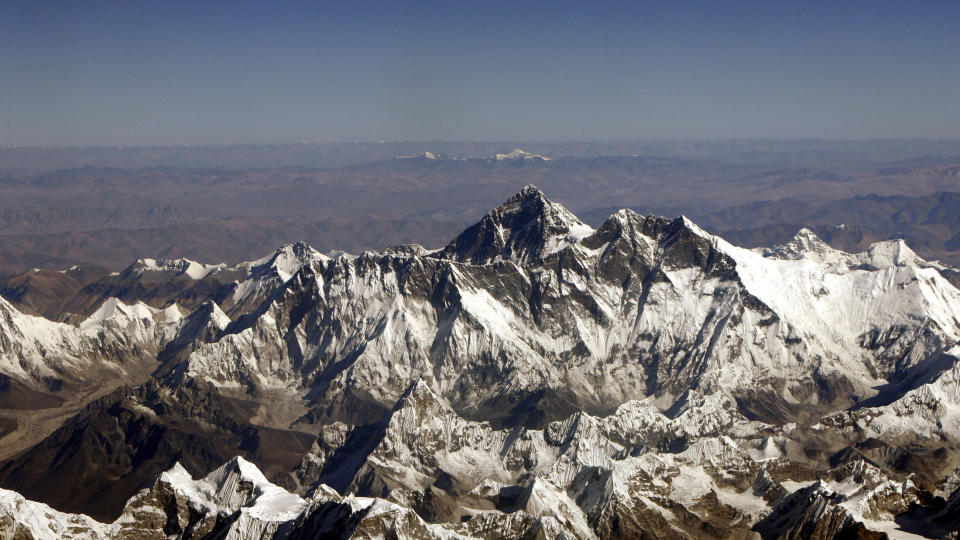 MINDRE HVITT: Forskere, samlet under den internasjonale issmeltekonferansen i Troms�, sl�r alarm om at isen p� kloden sotes ned. Dette f�r en rekke sv�rt negative effekter p� klimaet. Avbildet ser vi Mount Everest, en del av fjellkjedene i Himalaya. REUTERS/Desmond Boylan (NEPAL