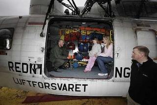IKKE SKUMMELT: Kine (4) fikk vise mamma Merete S�vik hvordan helikopteret, som reddet henne fra raset, ser ut. - Her satt jeg, mamma, forklarte Kine.