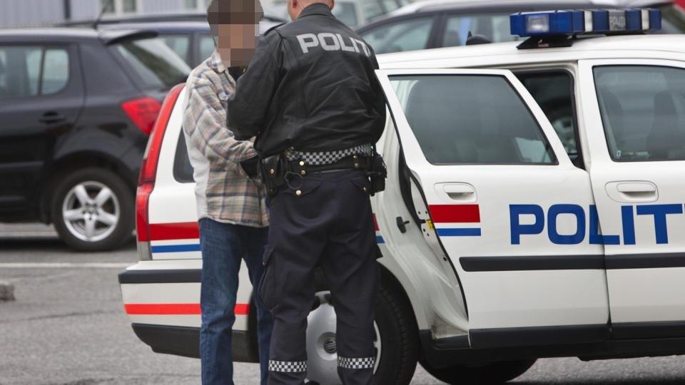 TATT: Mannen framsto som �penbart beruset og to Kiwi-ansatte hindret ham i � kj�re bort. Her blir mistenkte overtatt av politiet. Foto: Torbj�rn Berg