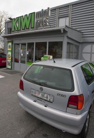 KIWI: Ansatte ved denne butikken i Skien holdt igjen bilf�reren som framsto beruset. Foto: Torbj�rn Berg