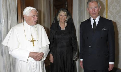 ... MEN RESTEN ER BYTTET UT: Prins Charles sammen med kona Camilla og pave Benedikt XVI. G�rsdagens seanse var f�rste gangen prinsen ble tatt i mot i Vatikanet etter skilsmissen. Foto: REUTERS/Osservatore Romano
