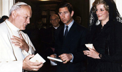 SAMME PRINS: Her er prins Charles sammen med paven Johannes Paul II og kona Diana i 1985.  Foto: AP Photo/Vatican, Arturo Mari