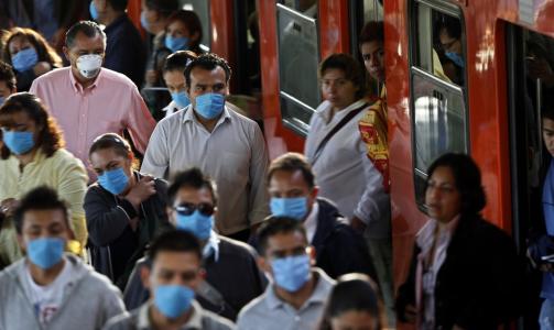 REDDE: Befolkningen i Mexico City frykter smitten som kan ha krevd over 150 menneskeliv i landet. En rekke bruker ansiktsmaske i den tro at det vil beskytte mot smitteoverf�ring. Foto:REUTERS/Eliana Aponte/SCANPIX