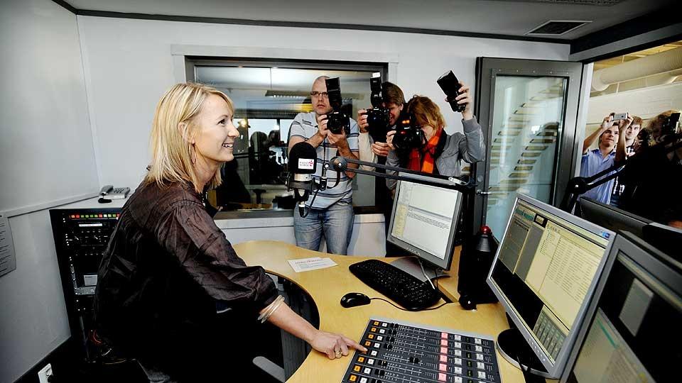 - M� SPARES I ALLE AVDELINGER: Optimisme og god stemning r�det da lytteren Inger Furuseth fikk �pne Radio Norge i april i fjor. N� skal det spares flere millioner kroner i selskapet som eier kanalen.
Foto: JOHN T. PEDERSEN