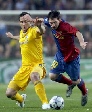 INGEN MESSIAS I KVELD: Lionel Messi klarte ikke �pne Chelsea-forsvaret, mens Frank Lampard ble byttet ut og ble rasende.Foto: EPA/XAVIER BERTRAL