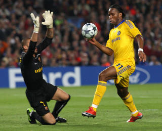 GIGANTSJANSE: Drogba kom alene med Valdes, Valdes reddet skuddet, og her redder han det som kunne v�rt en frekk chip ogs�.Foto: AP/Nick Potts, PA