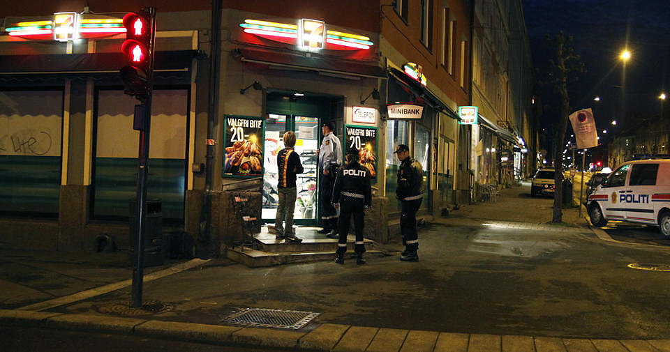 ETTERFORSKNING: Oslo-politiet var raskt p� stedet og spurte ut den mannlige ekspedit�ren, som ga en beskrivelse av gjerningsmannen. Foto: ESPEN HOVDE