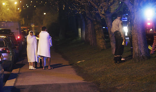 FLYKTET: N�dsenhetene vurderte det ikke som n�dvendig � evakuere boligblokka. En gruppe beboere valgte imidlertid � evakuere seg selv. Foto: FRANK EVENSEN