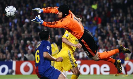 HYLLET AV HIDDINK: Med unntak av et par tidlige feilberegninger i feltarbeidet, var Peter Cech Chelseas beste akt�r ute p� Camp Nou.Foto: SCANPIX/REUTERS/Toby Melville