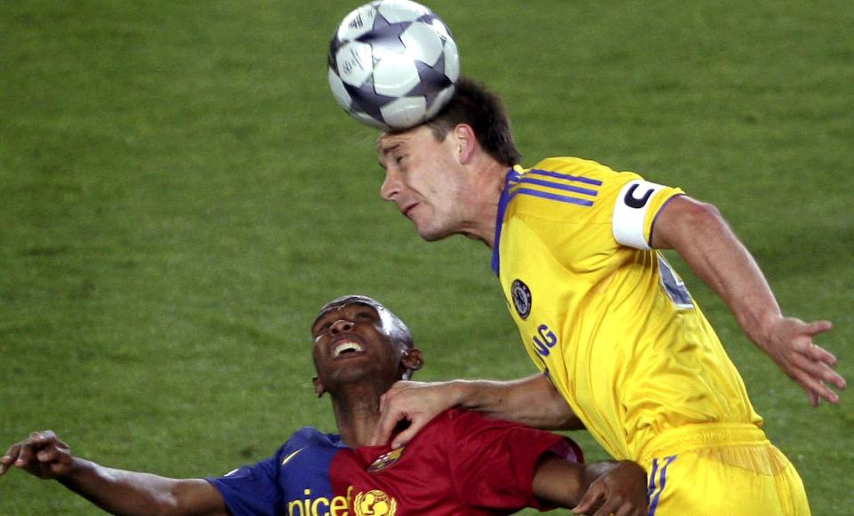 GA JULING: John Terry og Chelsea la sjelden to fingre imellom i duellene med Barcelona-spilleren - her representert ved Samuel Eto'o.Foto: SCANPIX/EPA/ALBERTO ESTEVEZ
