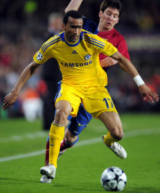 STENGTE D�RA: Jos� Bosingwa temmet Lionel Messi i store deler av kampen, selv om portugiseren spilte p� motsatt back av hva han er vant til.Foto: SCANPIX/AP Photo/Manu Fernandez