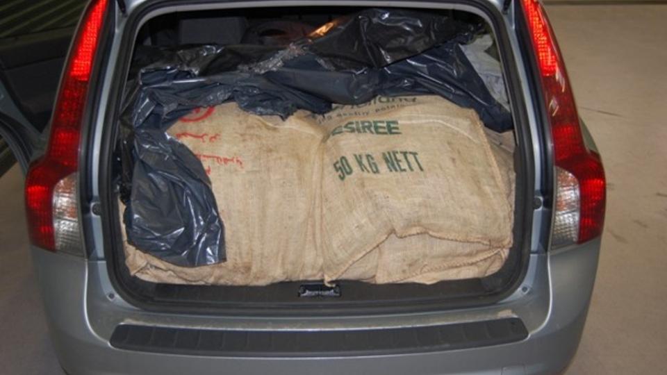 268 KILO:  Denne smuglerbilen ble stoppet av en tollpatrulje da den kj�rte inn i Norge over den gamle Svinesund-brua. Tollerne ikke bare s�, men ogs� luktet stoffet. Foto: Tollvesenet