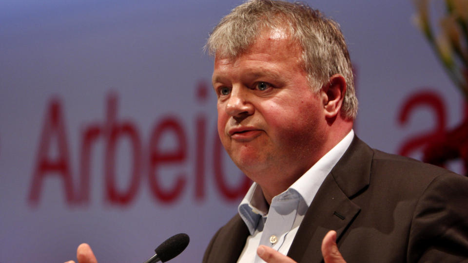 OSLO 20090419:
Arbeiderpartiet landsm�te s�ndag.
Helse- og omsorgsminister Bjarne H�kon Hanssen snakker om helsevesenet.
Hanssen p� talerstolen, taler og gestikulerer.
Foto Knut Falch / SCANPIX