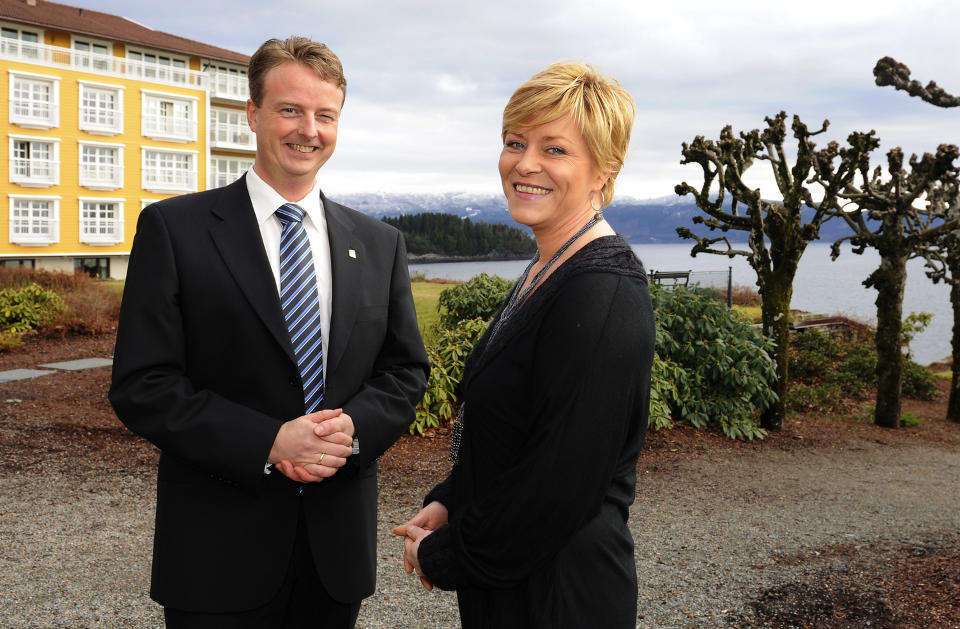 P� BES�K I BOMPENGELAND: Partiformann Siv Jensen ble mottatt av partifelle og ordf�rer Terje S�viknes da partiet holdt valgkampkonferanse i Os i Hordaland. Foto: Marit Hommedal / SCANPIX