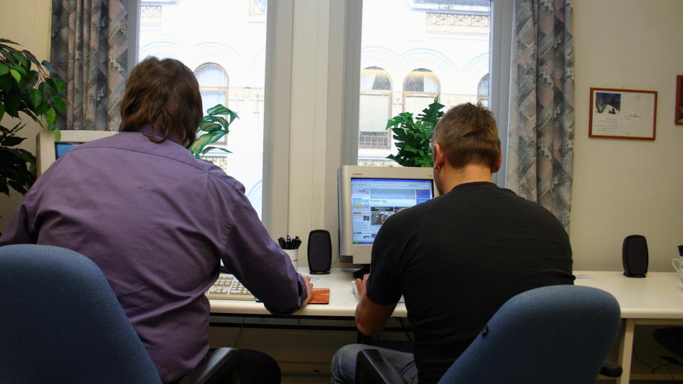 FLAUT:  B�de Jens og Tor lurer familien og vennene de har i �lesund og sier at de er p� jobb. I stedet sitter de med pcen i FattigNorges lokaler i �lesund.
Arkivfoto: SCANPIX