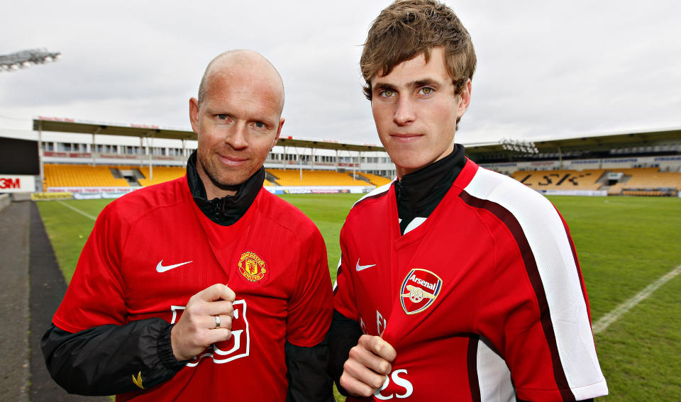 KLARE SYMPATIER: Henning Berg (Eks-Manchester United) og H�vard Nordtveit (utl�nt fra Arsenal) er ikke i tvil om hvem de holder med i kveldens kamp. �n ting er de imidlertid enige om: -Det blir jevnt.Foto: Arnt E. Folvik/Dagbladet