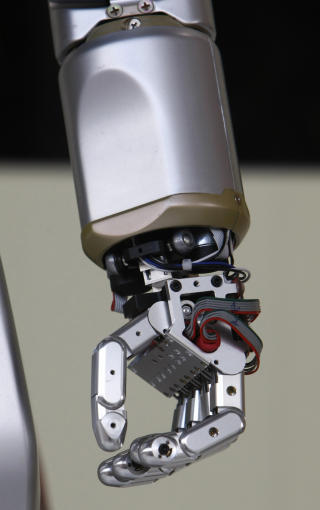 KAN STYRES MED TANKEN: Folk som mangler f�rlighet i armer og bein kan i fremtiden styre robotarmer med tankekraft. Da brukes de samme signalene som ble brukt til � styre den friske armen. Foto: AP/Joerg Sarbach