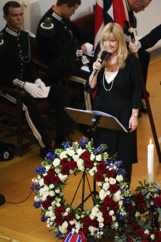 SANG: Hanne Krogh sang under bisettelsen av Trond Petter Kolset, i Ullern kirke i ettermiddag.  
Foto: FORSVARET/SCANPIX