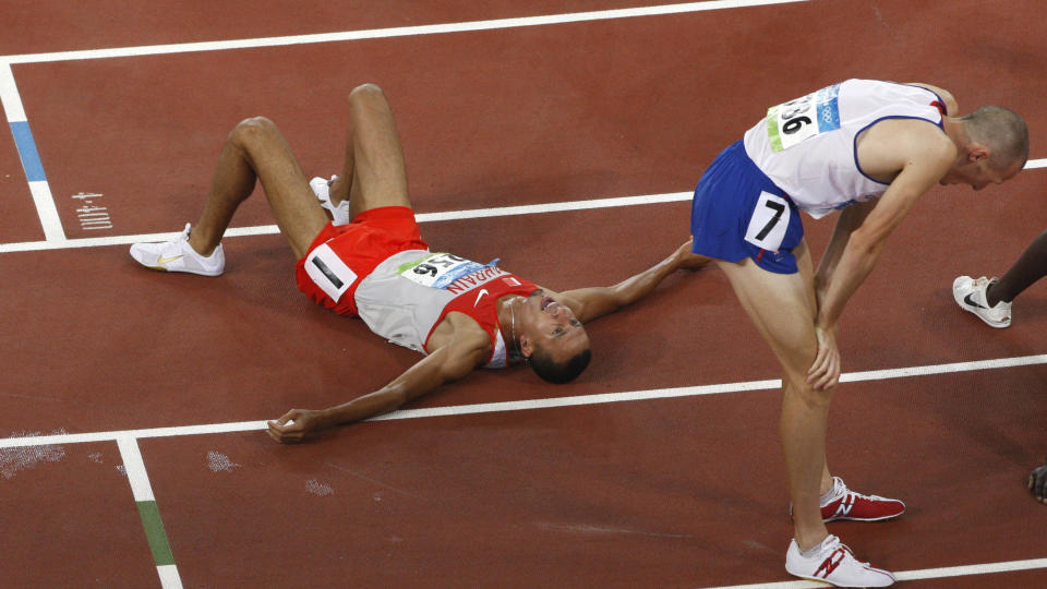 UTSL�TT VINNER: Rashid Ramzi falt om etter OL-gullet, tom for krefter og lykkelig. If�lge nye A-pr�ver var han dopet. Foto: AP