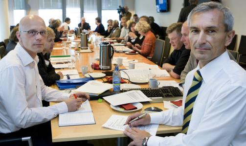F�RSTE M�TE I DAG:  Pandemikomiteen hadde sitt f�rst m�te i dag. Til venstre Bj�rn Iversen (overlege FHI) og Bj�rn-Inge Larsen 
Foto: Berit Roald / SCANPIX
