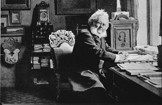 HADDE PANGERMANSKE SYNSPUNKTER: Det er lite kjent at Henrik Ibsen, Bjørnsson og Munch ivret for et storgermansk rike. De kan da heller ikke tas til inntekt for nasjonalsosialismen, som senere ble sterkt knyttet til pangermanismen. Foto: Hulton Deutsch Collection/Scanpix HADDE PANGERMANSKE SYNSPUNKTER: Det er lite kjent at Henrik Ibsen, Bjørnsson og Munch ivret for et storgermansk rike. De kan da heller ikke tas til inntekt for nasjonalsosialismen, som senere ble sterkt knyttet til pangermanismen. Foto: Hulton Deutsch Collection/Scanpix