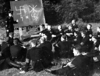 RUNESTUDIER: En Ahnenerbe-klasse får opplæring i runer under krigen. Dette er et tysk fotografi, antakelig laget for propaganda. RUNESTUDIER: En Ahnenerbe-klasse får opplæring i runer under krigen. Dette er et tysk fotografi, antakelig laget for propaganda.