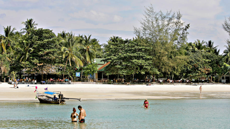 Thailand er et av stedene man b�r v�re sikker p� at salaten er skikkelig vasket. Turisthotellene som her p� Raleigh Beach ved Krabi har som regel sv�rt gode rutiner for vasking av ukote gr�nnsaker. Foto: Ole C. H. Thomassen