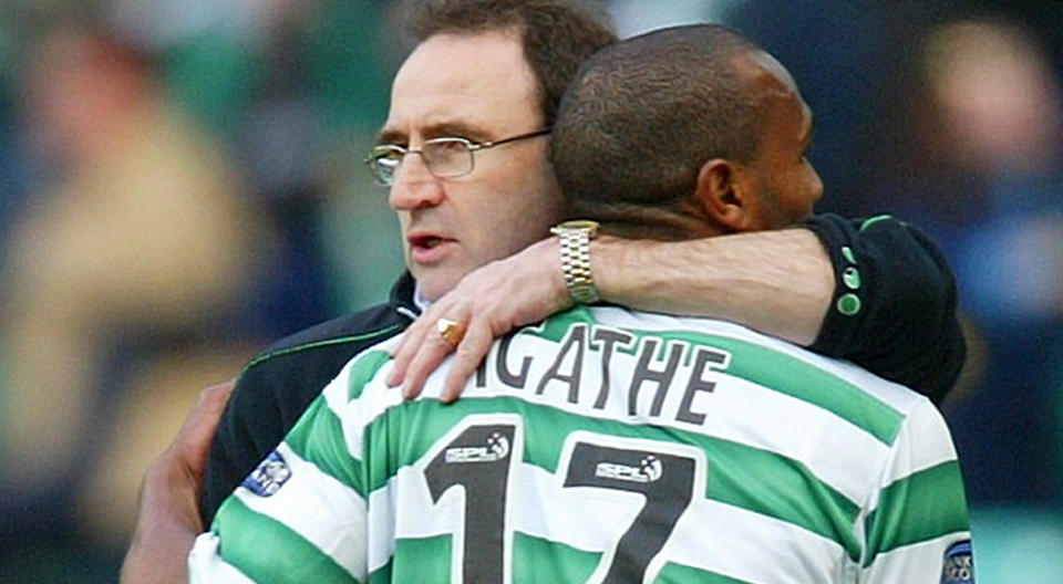 OMFAVNER GAMLEKLUBBEN: Martin O'Neill ser gjerne at Celtic og rangers spiller i Premier League. Her omfavner han Didier Agathe fra tida O'Neill var Celtic-manager.Foto: REUTERS/Jeff J Mitchell