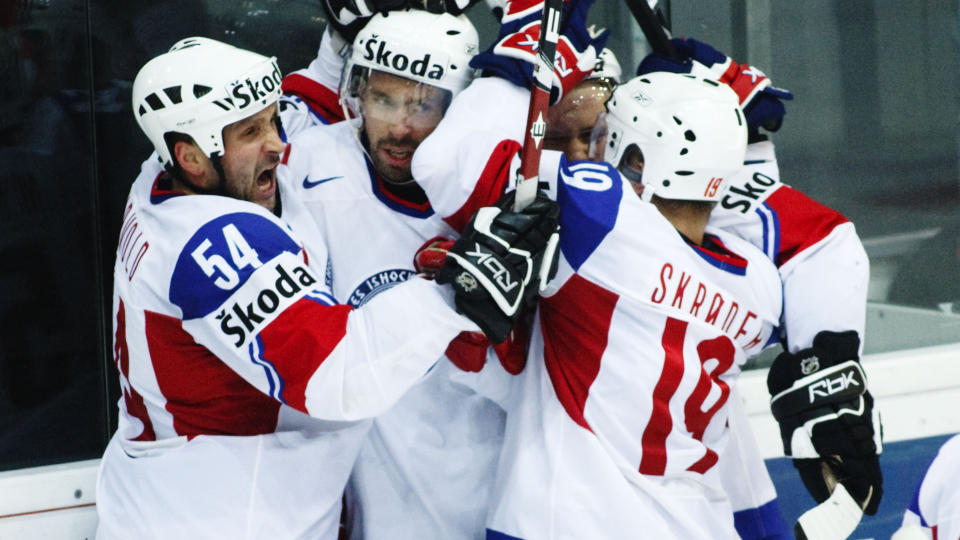 FORTSATT EN A-NASJON: Her jubler Tore Vikingstad (i midten) etter � ha utlignet til 3-3 i skjebnekampen mot Danmark. Senere sikret Tommy Jakobsen fortsatt norsk A-liv i ishockey da han scoret 5-4-m�let i spilleforlengelsen.
Foto: Cornelius Poppe / SCANPIX