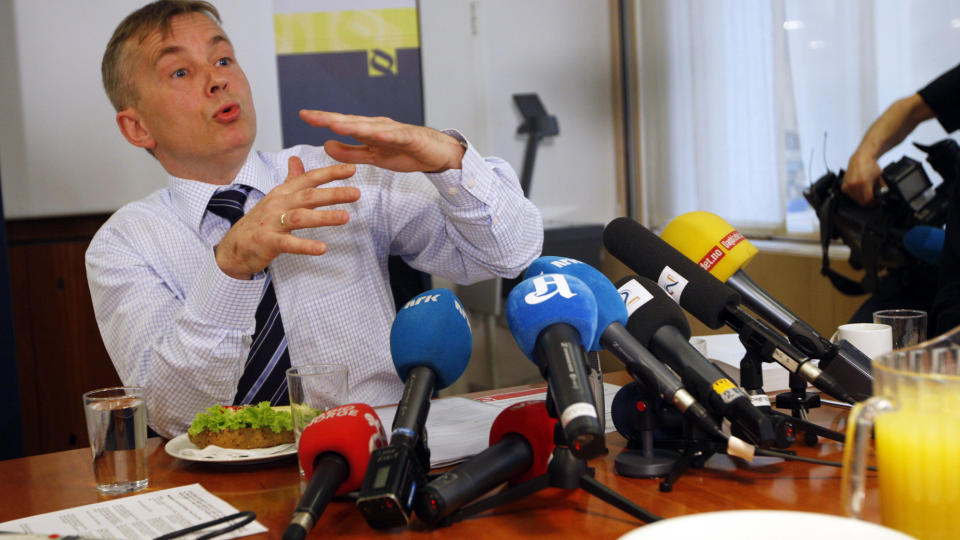 - SKAL IKKE BRINGES I FORLEGENHET: Justisdepartementets ledelse ba om en slutt p� at statsr�d Knut Storberget bringes i offentlig  forlegenhet, if�lge bekymringsmeldingen til Synne S�rheim i Rettsmedisinsk kommisjon. 
Foto: Lise �serud / SCANPIX