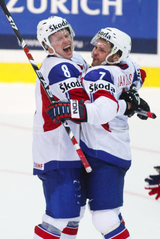 MATCHVINNER: Veteranen Tommy Jakobsen (til h�yre) jubler sammen med banens beste Mads Hansen etter � ha avgjort skjebnekampen mot Danmark. 
Foto: Cornelius Poppe / SCANPIX