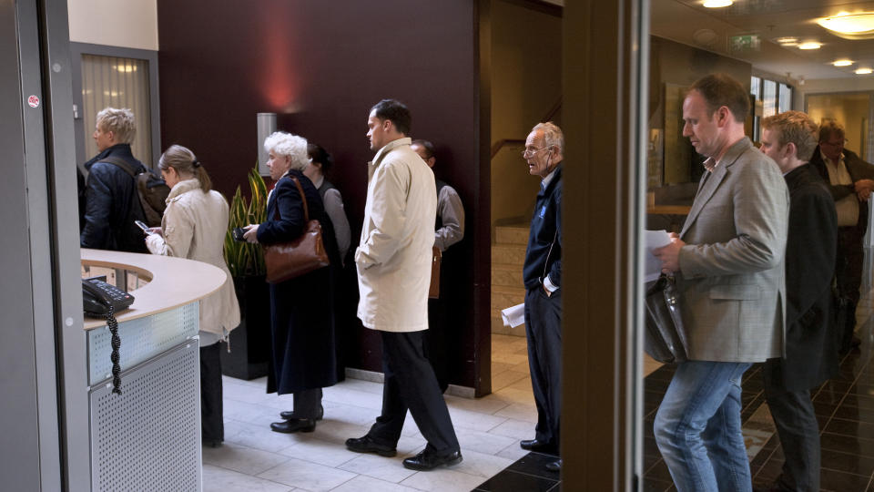 RYSTEDE: Mange av aksjeklubb-medlemmene som str�mmet til krisem�tet i kveld visste ikke noe om hvor galt det var fatt f�r medieoppslagene de siste tre dagene. Foto: HENNING LILLEG�RD