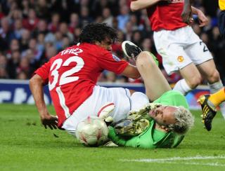 GA ALT: Tevez planter knottene i brystet p� Almunia. Arsenal-keeperen var muligens banens beste i kveld.Foto: REUTERS/Nigel Roddis