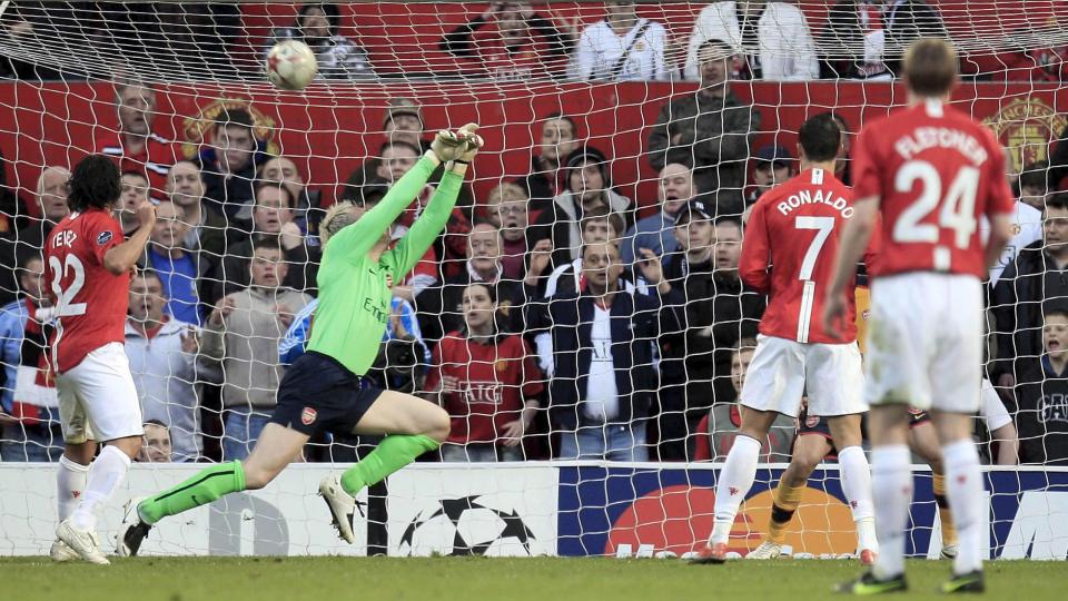 AVGJ�RELSEN: John O'Shea sleiver ballen i m�let bak Almunia.Foto: EPA/MAGI HAROUN